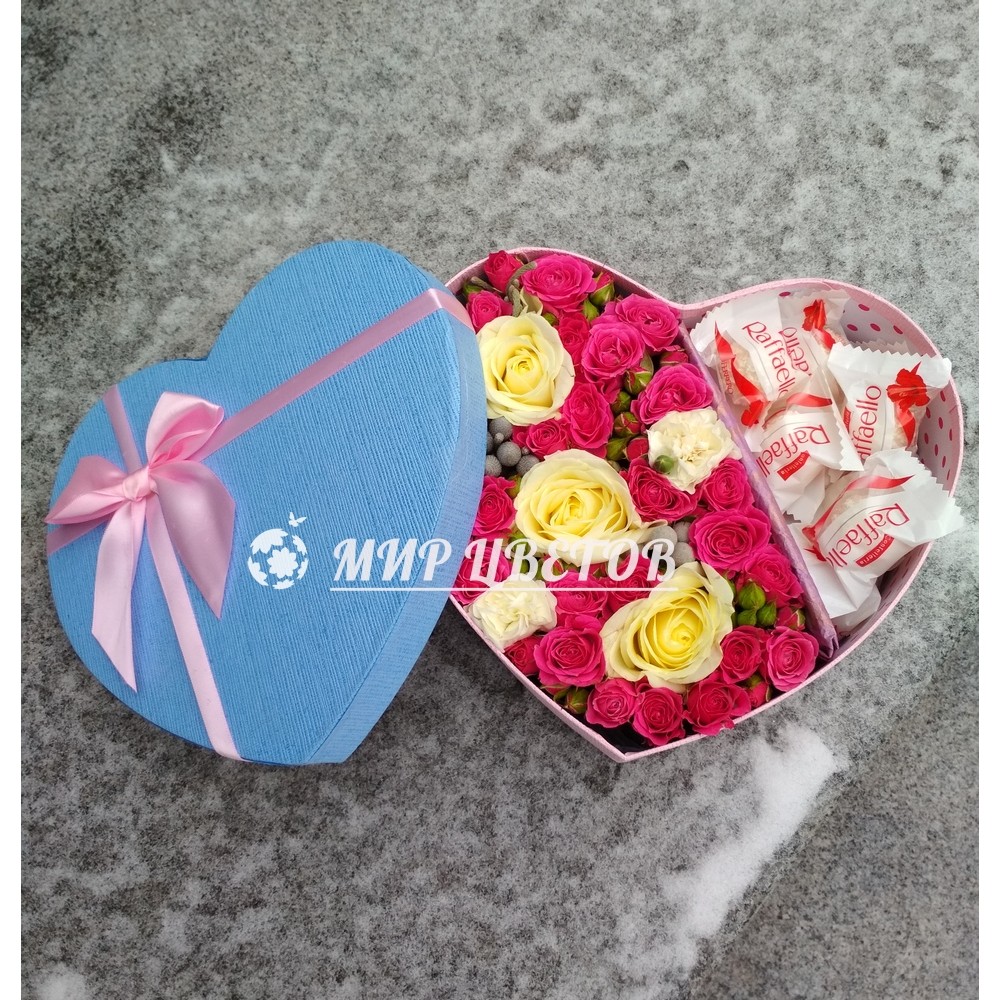 Коробка Сердце с цветами и рафаэлло