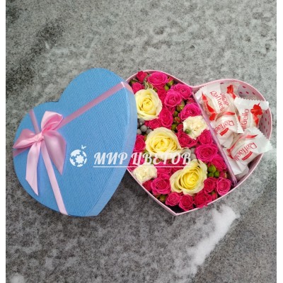 Коробка Сердце с цветами и рафаэлло