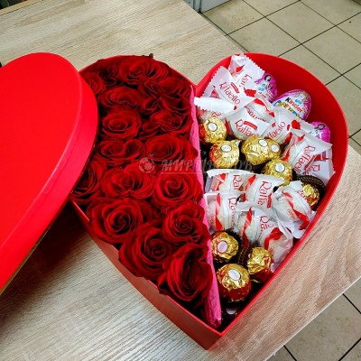 Коробка сердце большое с красными розами и сладостями