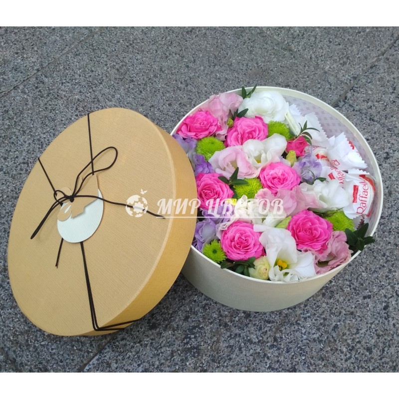 Шляпная Коробка с цветами и рафаэлло
