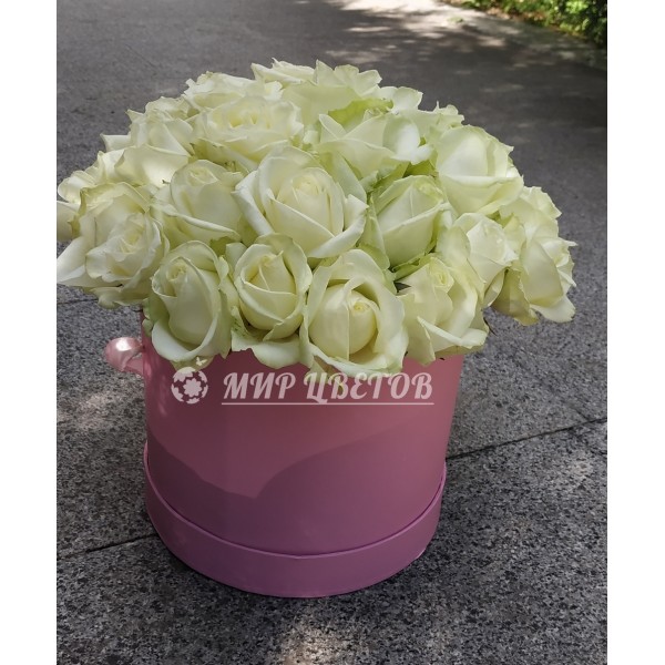 Коробка круглая с белыми розами flowerbox