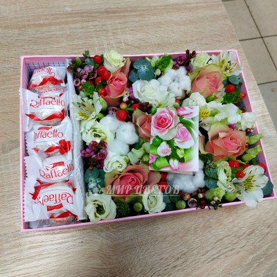 Коробка с цветами и рафаэлло