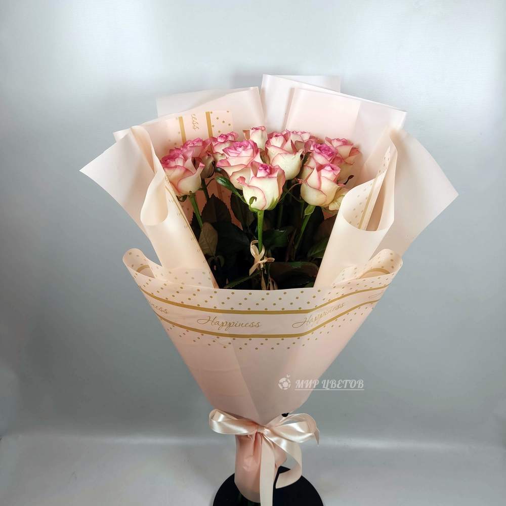 Букет 11 бело-розовых роз в упаковке