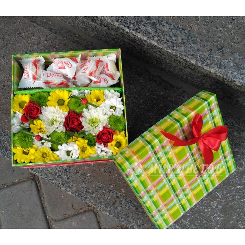 Коробка цветами и рафаэлло