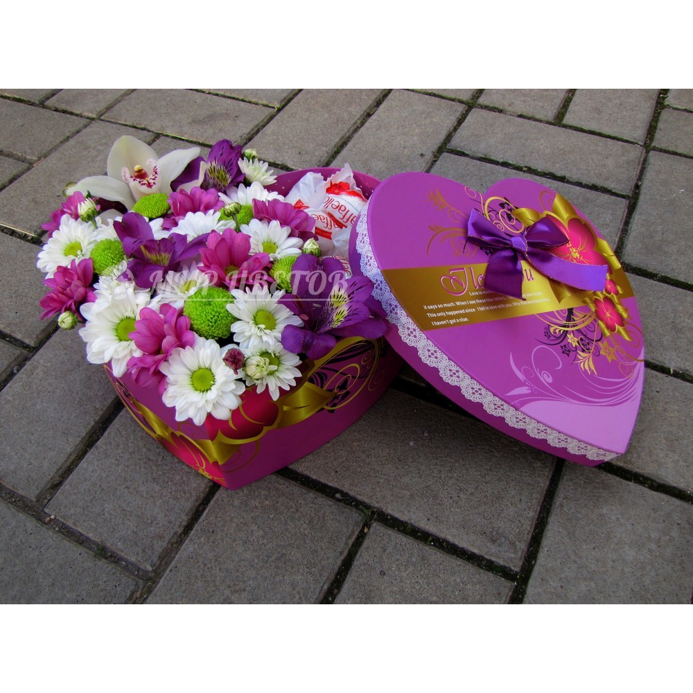 Коробка сердце с цветами, рафаэлло и орхидея