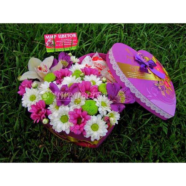 Коробка сердце с цветами, рафаэлло и орхидея