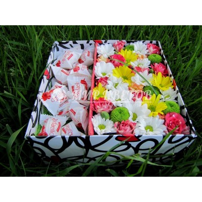 Коробка с цветами и рафаэлло