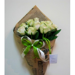  Букет 11 белых роз в упаковке крафт