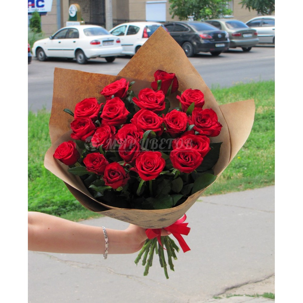  Букет 19 бордовых роз в упаковке крафт