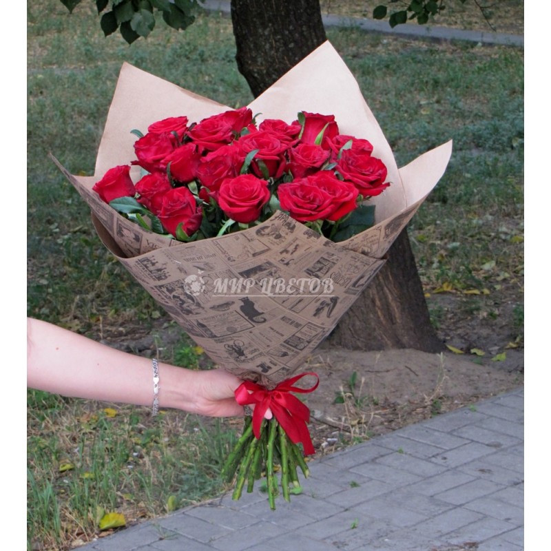 Букет 21 бордовая роза в упаковке крафт