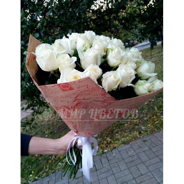 Букет 33 белых роз в упаковке крафт